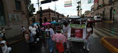 Marchan en el Centro de Durango familiares de personas desaparecidas; esperan visibilizar los nombres de sus seres queridos.