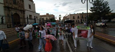 Marchan en el Centro de Durango familiares de personas desaparecidas; esperan visibilizar los nombres de sus seres queridos.