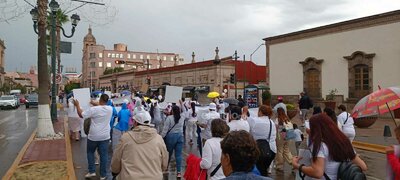 Marchan en el Centro de Durango familiares de personas desaparecidas; esperan visibilizar los nombres de sus seres queridos.