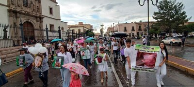 Marchan en el Centro de Durango familiares de personas desaparecidas; esperan visibilizar los nombres de sus seres queridos.