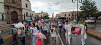 Marchan en el Centro de Durango familiares de personas desaparecidas; esperan visibilizar los nombres de sus seres queridos.