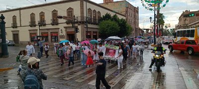 Marchan en el Centro de Durango familiares de personas desaparecidas; esperan visibilizar los nombres de sus seres queridos.