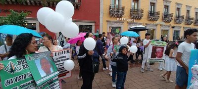 Marchan en el Centro de Durango familiares de personas desaparecidas; esperan visibilizar los nombres de sus seres queridos.