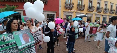 Marchan en el Centro de Durango familiares de personas desaparecidas; esperan visibilizar los nombres de sus seres queridos.