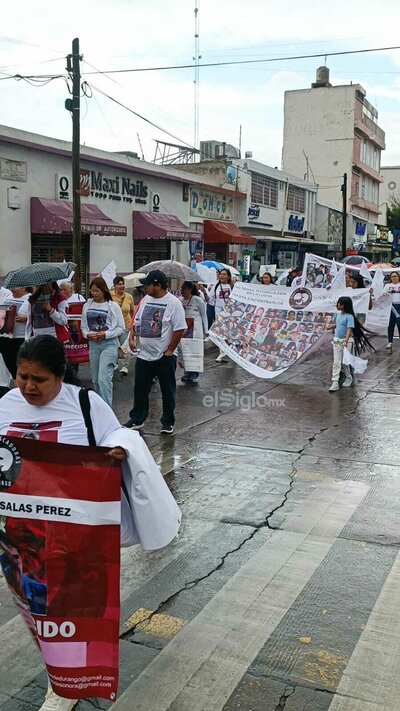 Marchan en el Centro de Durango familiares de personas desaparecidas; esperan visibilizar los nombres de sus seres queridos.