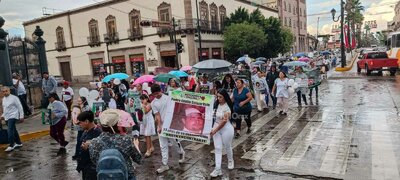 Marchan en el Centro de Durango familiares de personas desaparecidas; esperan visibilizar los nombres de sus seres queridos.