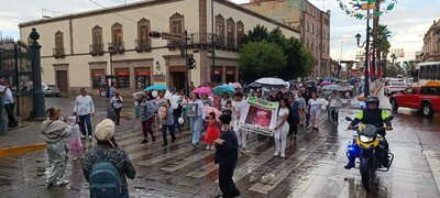 Marchan en el Centro de Durango familiares de personas desaparecidas; esperan visibilizar los nombres de sus seres queridos.