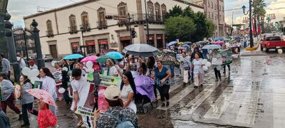 Marchan en el Centro de Durango familiares de personas desaparecidas; esperan visibilizar los nombres de sus seres queridos.