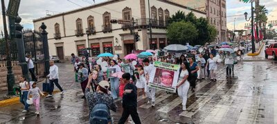 Marchan en el Centro de Durango familiares de personas desaparecidas; esperan visibilizar los nombres de sus seres queridos.