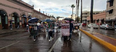 Marchan en el Centro de Durango familiares de personas desaparecidas; esperan visibilizar los nombres de sus seres queridos.