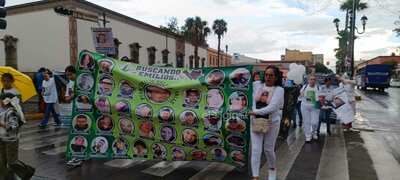 Marchan en el Centro de Durango familiares de personas desaparecidas; esperan visibilizar los nombres de sus seres queridos.