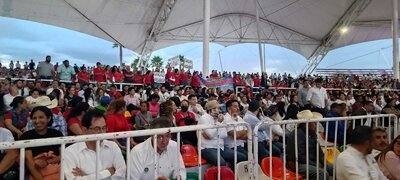 La presidenta presentó su segundo informe entre la aprobación de los presentes, aunque no fue lo mismo para el mandatario estatal.