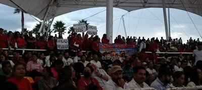 La presidenta presentó su segundo informe entre la aprobación de los presentes, aunque no fue lo mismo para el mandatario estatal.