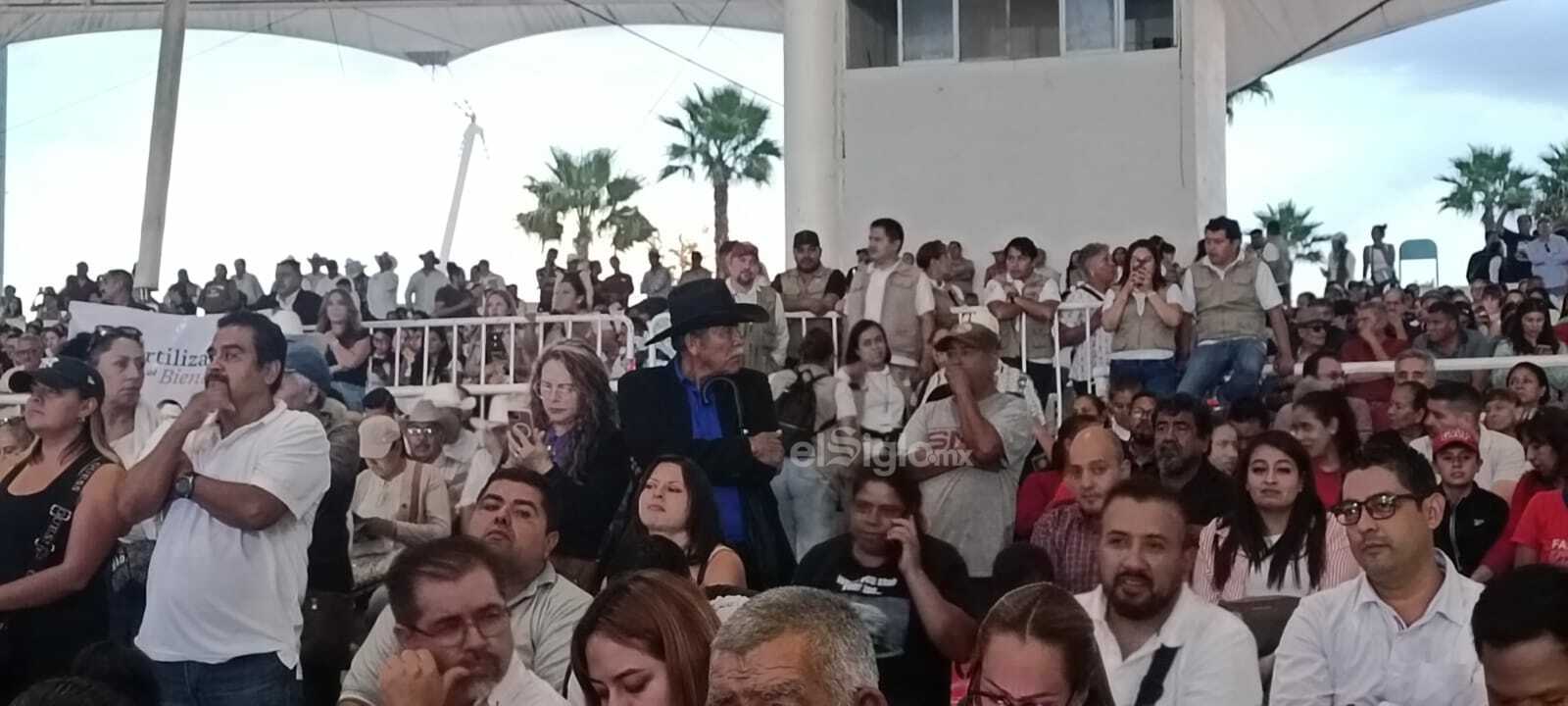 La presidenta presentó su segundo informe entre la aprobación de los presentes, aunque no fue lo mismo para el mandatario estatal.