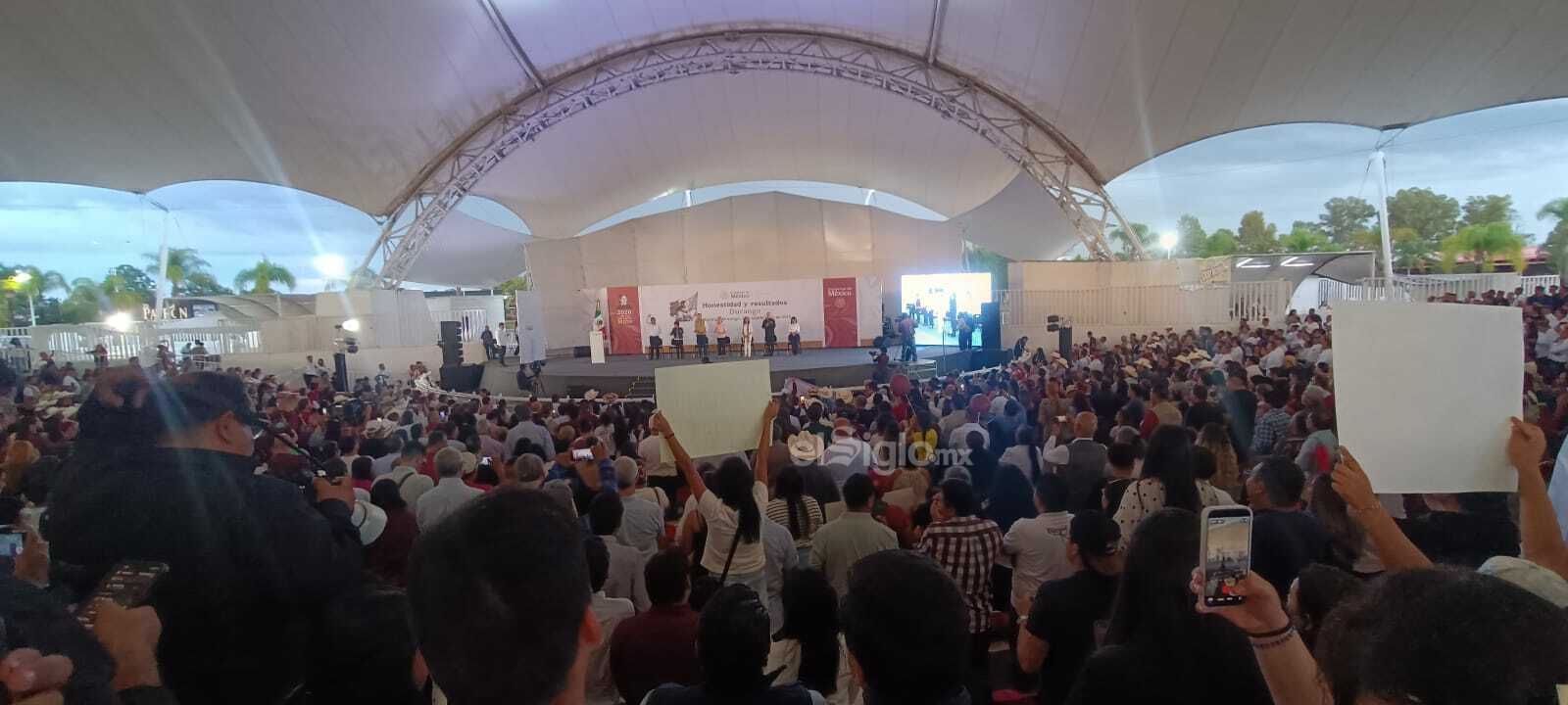 La presidenta presentó su segundo informe entre la aprobación de los presentes, aunque no fue lo mismo para el mandatario estatal.