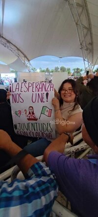 La presidenta presentó su segundo informe entre la aprobación de los presentes, aunque no fue lo mismo para el mandatario estatal.