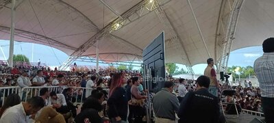 La presidenta presentó su segundo informe entre la aprobación de los presentes, aunque no fue lo mismo para el mandatario estatal.