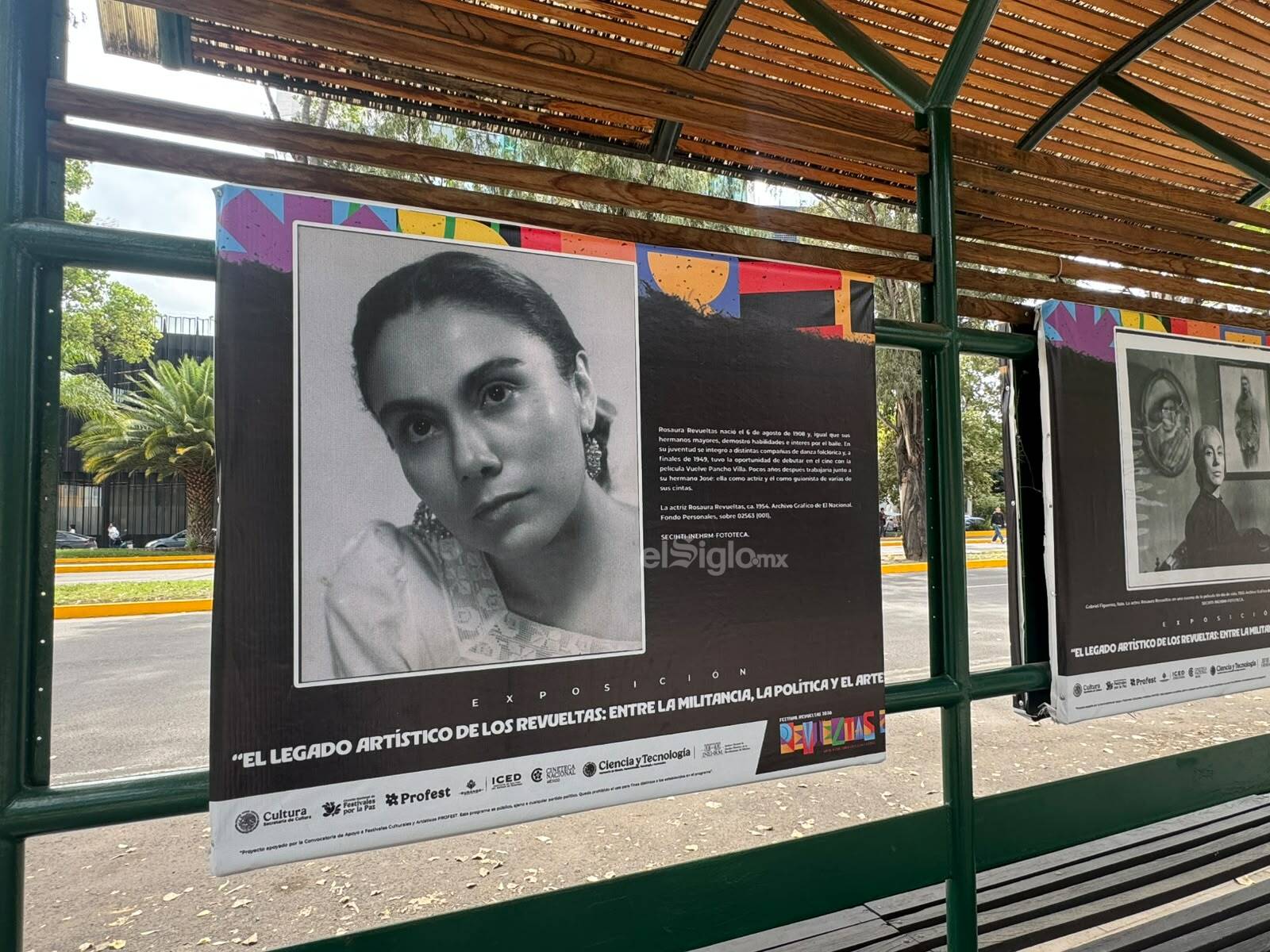 Esta exposición reúne fotografías y documentos visuales con los que se recuperan episodios vinculados con el cine mexicano y la trayectoria de integrantes de la familia Revueltas.