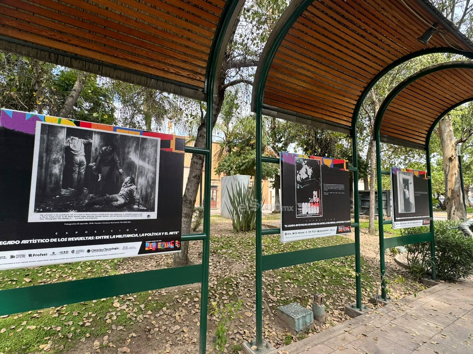 Esta exposición reúne fotografías y documentos visuales con los que se recuperan episodios vinculados con el cine mexicano y la trayectoria de integrantes de la familia Revueltas.