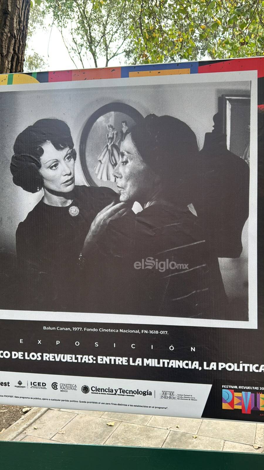 Esta exposición reúne fotografías y documentos visuales con los que se recuperan episodios vinculados con el cine mexicano y la trayectoria de integrantes de la familia Revueltas.