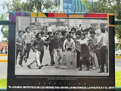 Esta exposición reúne fotografías y documentos visuales con los que se recuperan episodios vinculados con el cine mexicano y la trayectoria de integrantes de la familia Revueltas.