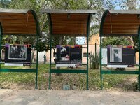 Esta exposición reúne fotografías y documentos visuales con los que se recuperan episodios vinculados con el cine mexicano y la trayectoria de integrantes de la familia Revueltas.