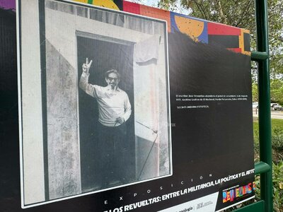 Esta exposición reúne fotografías y documentos visuales con los que se recuperan episodios vinculados con el cine mexicano y la trayectoria de integrantes de la familia Revueltas.