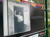 Esta exposición reúne fotografías y documentos visuales con los que se recuperan episodios vinculados con el cine mexicano y la trayectoria de integrantes de la familia Revueltas.