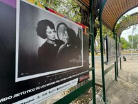Esta exposición reúne fotografías y documentos visuales con los que se recuperan episodios vinculados con el cine mexicano y la trayectoria de integrantes de la familia Revueltas.