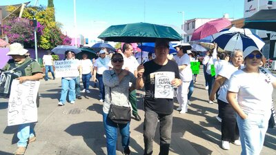 A lo largo del recorrido, los trabajadores del IMSS gritaron consignas como 'No hay torundas, no hay alcohol, pero sí corrupción'