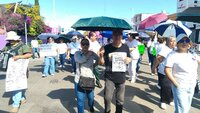 A lo largo del recorrido, los trabajadores del IMSS gritaron consignas como 'No hay torundas, no hay alcohol, pero sí corrupción'