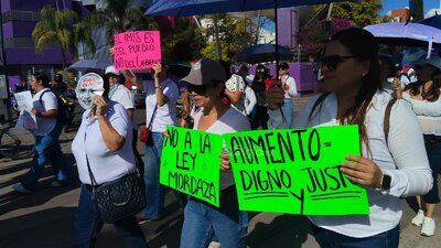 A lo largo del recorrido, los trabajadores del IMSS gritaron consignas como 'No hay torundas, no hay alcohol, pero sí corrupción'