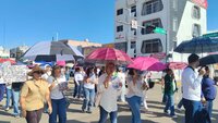 A lo largo del recorrido, los trabajadores del IMSS gritaron consignas como 'No hay torundas, no hay alcohol, pero sí corrupción'