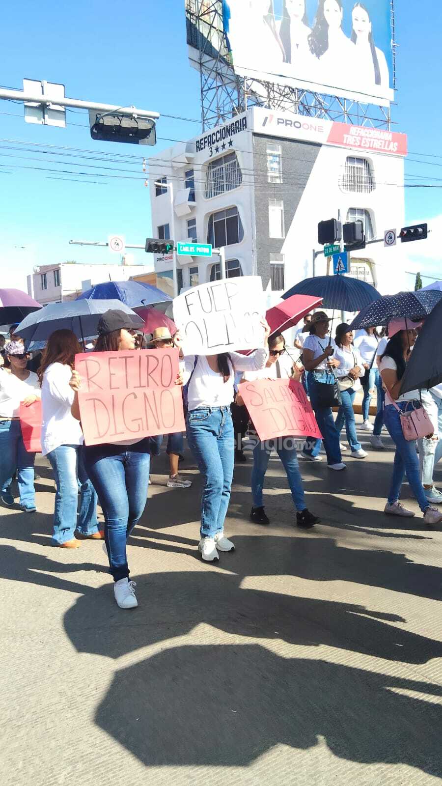 A lo largo del recorrido, los trabajadores del IMSS gritaron consignas como 'No hay torundas, no hay alcohol, pero sí corrupción'