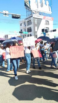 A lo largo del recorrido, los trabajadores del IMSS gritaron consignas como 'No hay torundas, no hay alcohol, pero sí corrupción'