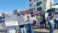 A lo largo del recorrido, los trabajadores del IMSS gritaron consignas como 'No hay torundas, no hay alcohol, pero sí corrupción'