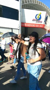 A lo largo del recorrido, los trabajadores del IMSS gritaron consignas como 'No hay torundas, no hay alcohol, pero sí corrupción'