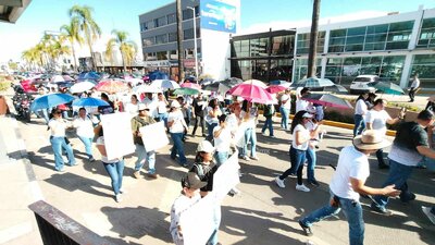 A lo largo del recorrido, los trabajadores del IMSS gritaron consignas como 'No hay torundas, no hay alcohol, pero sí corrupción'