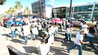 A lo largo del recorrido, los trabajadores del IMSS gritaron consignas como 'No hay torundas, no hay alcohol, pero sí corrupción'
