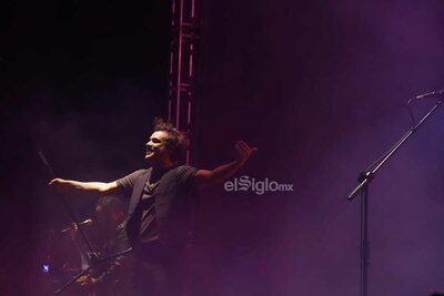 Un repaso por sus más grandes éxitos y últimos sencillos, así fue la presentación de Enjambre en Durango como parte del Festival Revueltas 2026