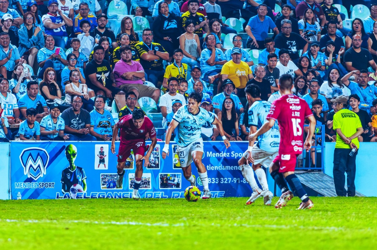 Oteo presenta un gran control de balón y un perfil aguerrido que es capaz de marcar a cualquier elemento ofensivo.