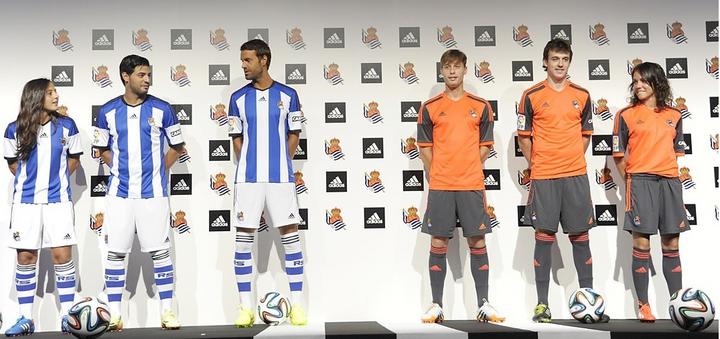 Carlos Vela modela nuevo uniforme