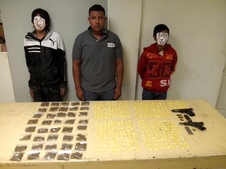 Detienen en Torreón a tres con droga y armas