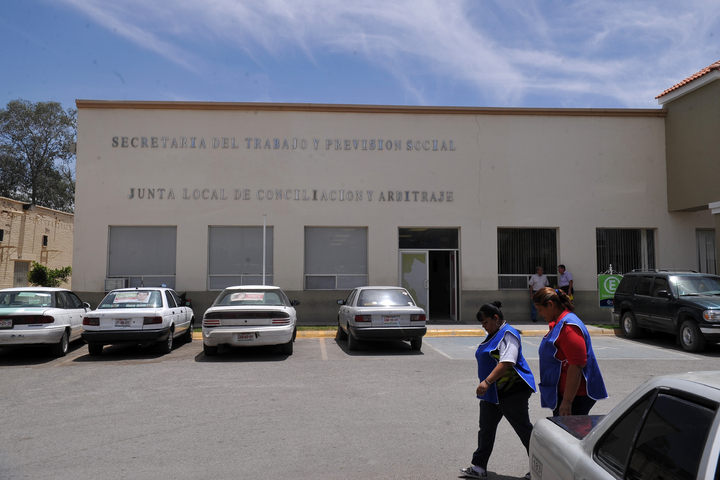 Denuncian a líder sindical de la CFE