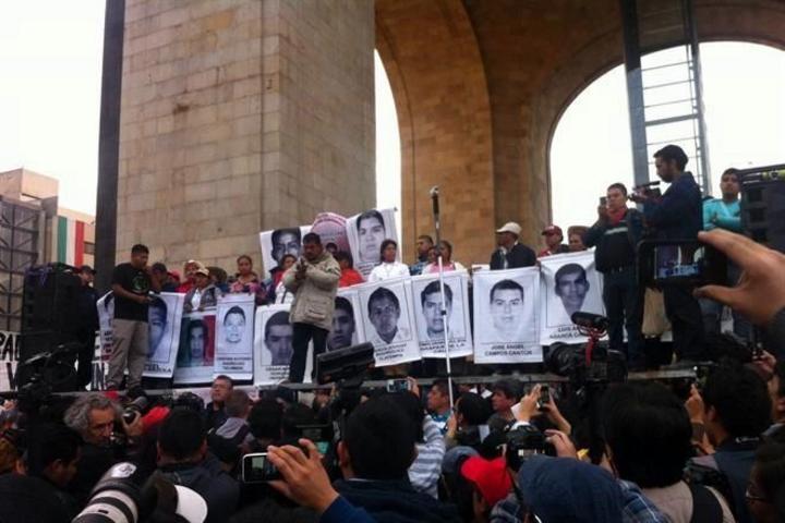 Familiares de los 43 acusan a la Sedena
