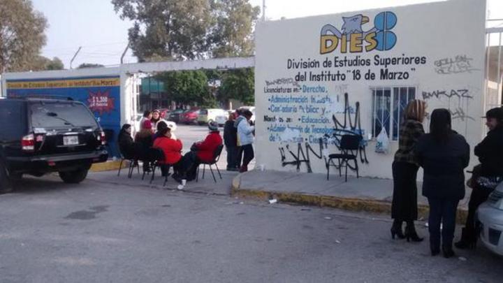 Continúa plantón en el Instituto 18 de Marzo