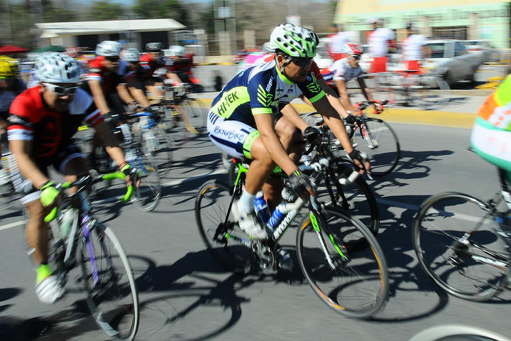 Barragán gana carrera ciclista de la Constitución en Lerdo