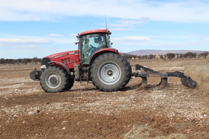 Maquinaria. Algunos programas que maneja la Sagarpa han permitido que productores cuenten con tractores para mejorar sus siembras.