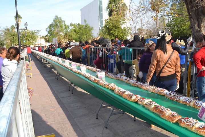 Invitan a partir la rosca de reyes en Gómez