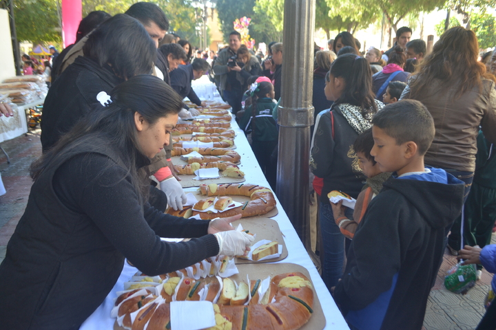 Reparten rosca de reyes en Lerdo